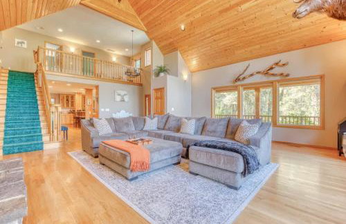 Iron Mountain - Spacious Secluded Lodge with Hot Tub & Game Room - Photo 12