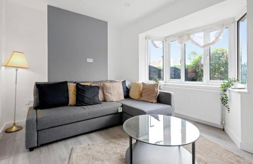 3Bed House-Free Parking - Foto 12