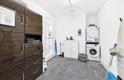 3 bed modern townhouse with self check in, sleeps 6, 35mins direct train to London Waterloo, zone 6 - Photo 23