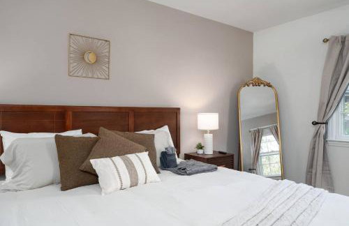 Exclusive Lux Home Near Town • Game Rm • Gym • 4BR - Photo 14
