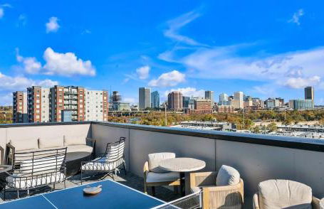 Cozy 1BR with Private Balcony, Gym, Pool & Workspace - Foto 37