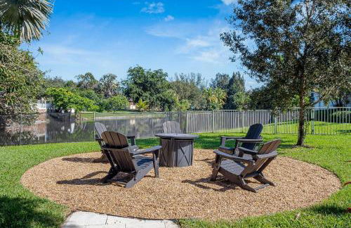 8BR Gem With Pool, Lake View & Tons of Amenities! - Foto 154