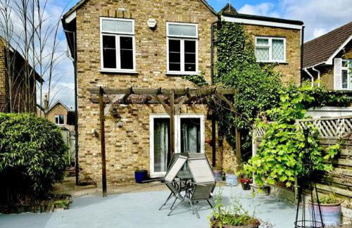 Inviting 4-Bed House near Heathrow w Fireplace - Foto 12