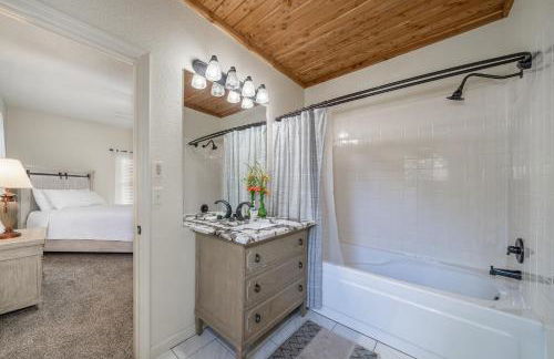 Luxury Rock Creek Cabin w Deck by Lake Hamilton - Foto 19