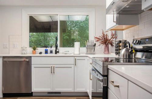 Cozy & Elegant Gem Fenced Yard BBQ & Games - Foto 20