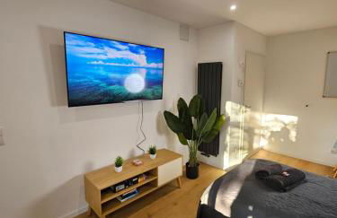 Modern Homes - Voll ausgestatte Wohnung - Balkon - Hotelbetten - 4K TV - WLAN - Foto 8