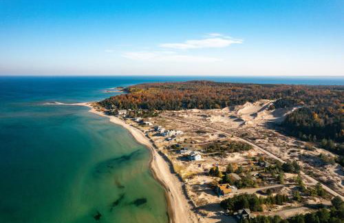 Midcentury home, private beach. large great room - Foto 12