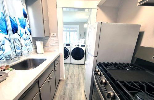 Beautiful Guesthouse, Sleeps 4 - Kitchen, Private Laundry, AC, Parking, 65' TV, Close to Stores, Restaurants & Beach - Foto 6