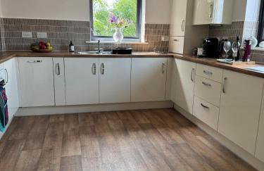 Uxbridge-Modern 2 bed Apt with Lift & Parking - Photo 38