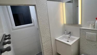 Maison Villa Nimes 4 Chambres, Piscine et 2 places parkings privés fermés - Foto 2