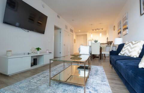 High-Rise Apartment with Panoramic Skyline Views - Foto 23