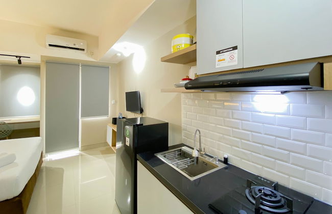 Homey and Well Furnished Studio LRT City Jatibening Apartment - Photo 9