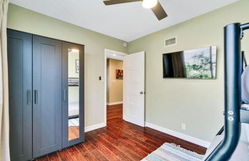 Modern Pool house with hot tub and relaxing backyard - Foto 27