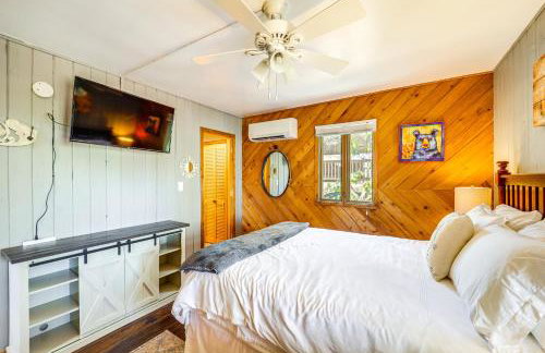 Near Lake and Trails Rustic Newland Cabin with Deck! - Foto 13