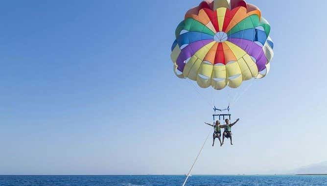 Practicando parasailing en Sharm el-Sheij