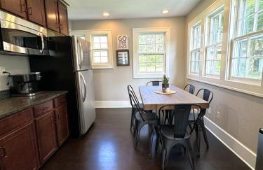 Walk Downtown & River Stylish Cozy Stay w Huge Porch - Foto 11