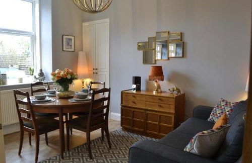 Stunning Period Townhouse with Garden, Walking Distance to Town - Photo 11