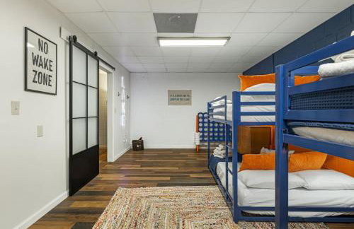 LKJ - Lakefront Home, Hot tub, Fire Pit, Games and Movie Room! - Foto 56