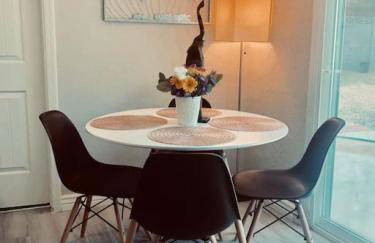 Sunny Guest Suite with large backyard - Pets Welcome - Foto 9