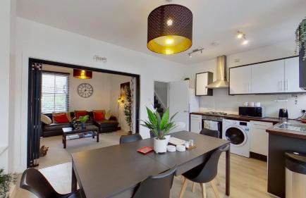 Chic Apartment with Sofa Bed & Netflix - Photo 2