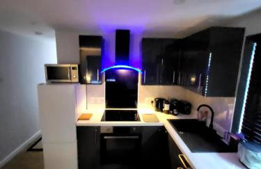 Town Centre Modern 1 Bedroom self-contained Apartment - Photo 1