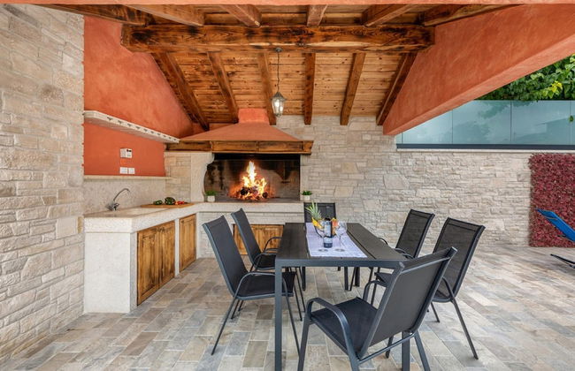 Stylish Villa With Swimming Pool and Garden - Photo 36