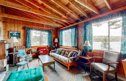 Peaceful 2BR Lakefront Cabin w/ New Dock - Foto 7
