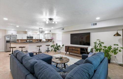 Bring the Crew! 4BR Luxe Pad, Backyard Magic & City at Your Door - Foto 7