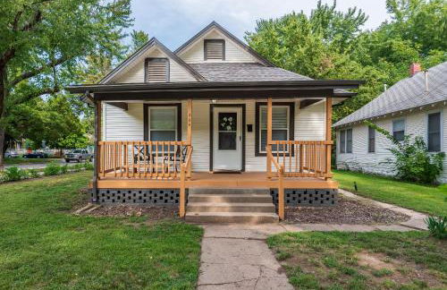 Beautiful 2 Bed 1 Bath home near College Hill - Photo 1