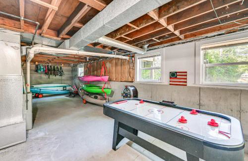 Becket Home with 3-Season Porch Walk to Lake Access - Foto 17