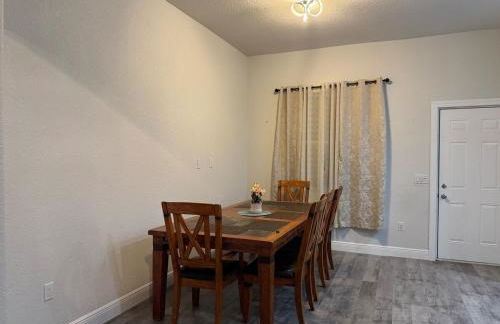 Newer Construction Home in Port Richey 3BR 2BA Bright with High Ceilings, Screened Lanai & Lake View, Fully Furnished, Conveniently Located on a Corner Lot with No Front Neighbors, Short Walk to US-19, Shops & Restaurants - Foto 10