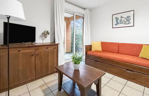 Séjour familial RDC, parking, piscine chauffée - Photo 4