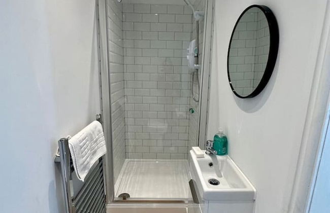 Large Five Bedroom Home with parking - Foto 30