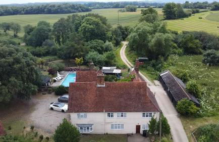 Grade II Listed Farmhouse, Pool, Hot Tub, Games Room, Celebration Hall, Car Park, 10ppl, 45 min from Central London - Foto 7