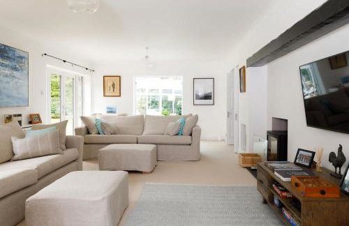 Stunning 5BR Home With Pool - 5 min to Beach - Foto 28