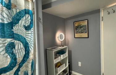 Spacious furnished in-law apartment with private deck and patio close to Light Rail - Foto 12