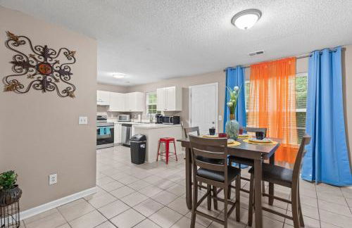 Spectacular Quiet Townhome with Modern Comfort - Foto 28