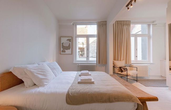 Inviting and Bright Guest Room in City Center - Photo 8