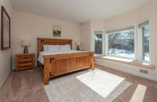 Luxurious 4BR Retreat - Pool Table & Chic Amenities - Photo 28