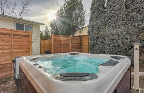 Secluded Westside Cottage - King Bed, Hot Tub, Views, Near Parks and Trails! - Foto 37