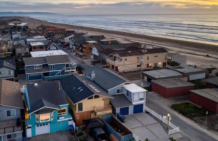 Steps to Beach w/ Patio+deck Foosball Happy Bottom Beach House by Avantstay - Foto 12
