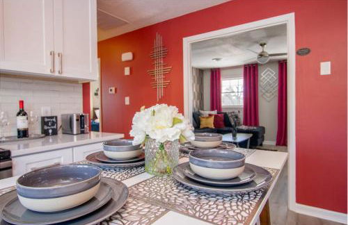 Rear deck w/ Soaking tub + Wi-Fi & Parking - Foto 17