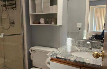 Entire 2-bedroom, 2 bath home with parking and newly renovated floors - Foto 3