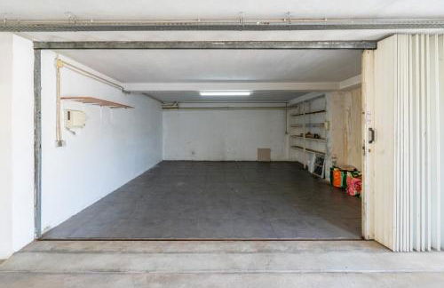 Bright Flat with Balcony & Garage by HostWise - Foto 41