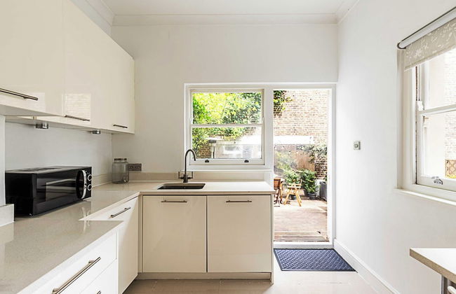 Bright Home Near Little Venice - Photo 13