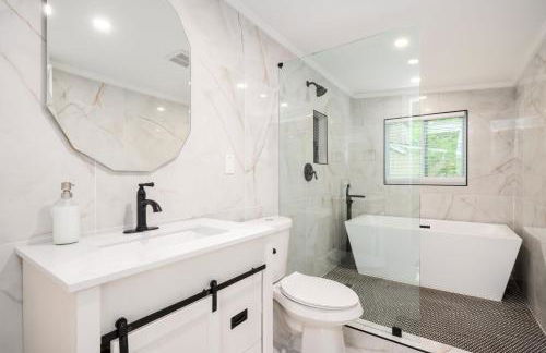 Chic 3BR Bungalow with Screened Porch & Patios - Foto 17