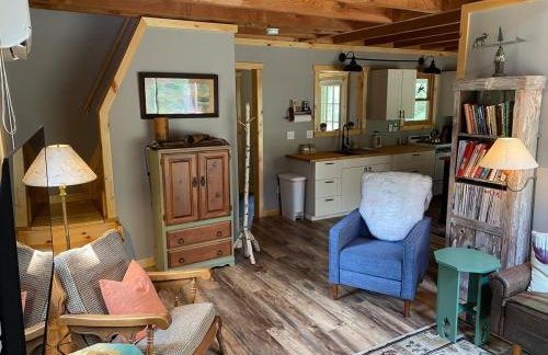 Cabin in the woods with fire pit and porch - Foto 23