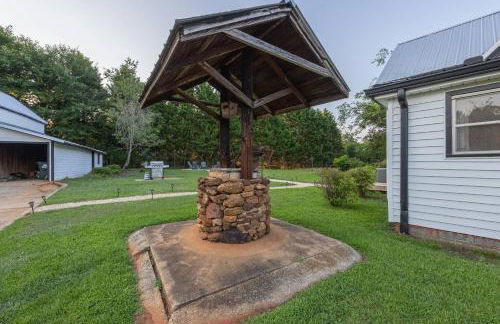 The Bulldog Farmhouse - 100 year old home - Foto 26