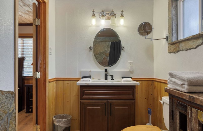 Pinetree Place by Avantstay Group Cabin w/ Hot Tub Minutes to the Lake - Photo 96