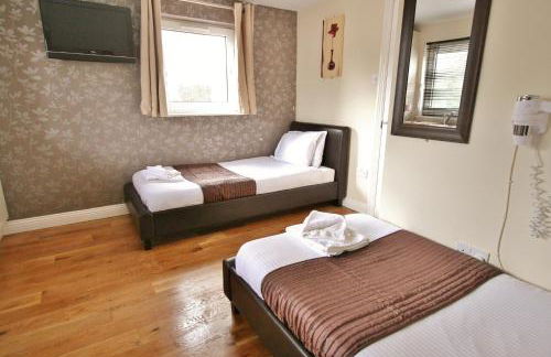 Central Studios Gloucester Road by RoomsBooked - Free Parking - Photo 2